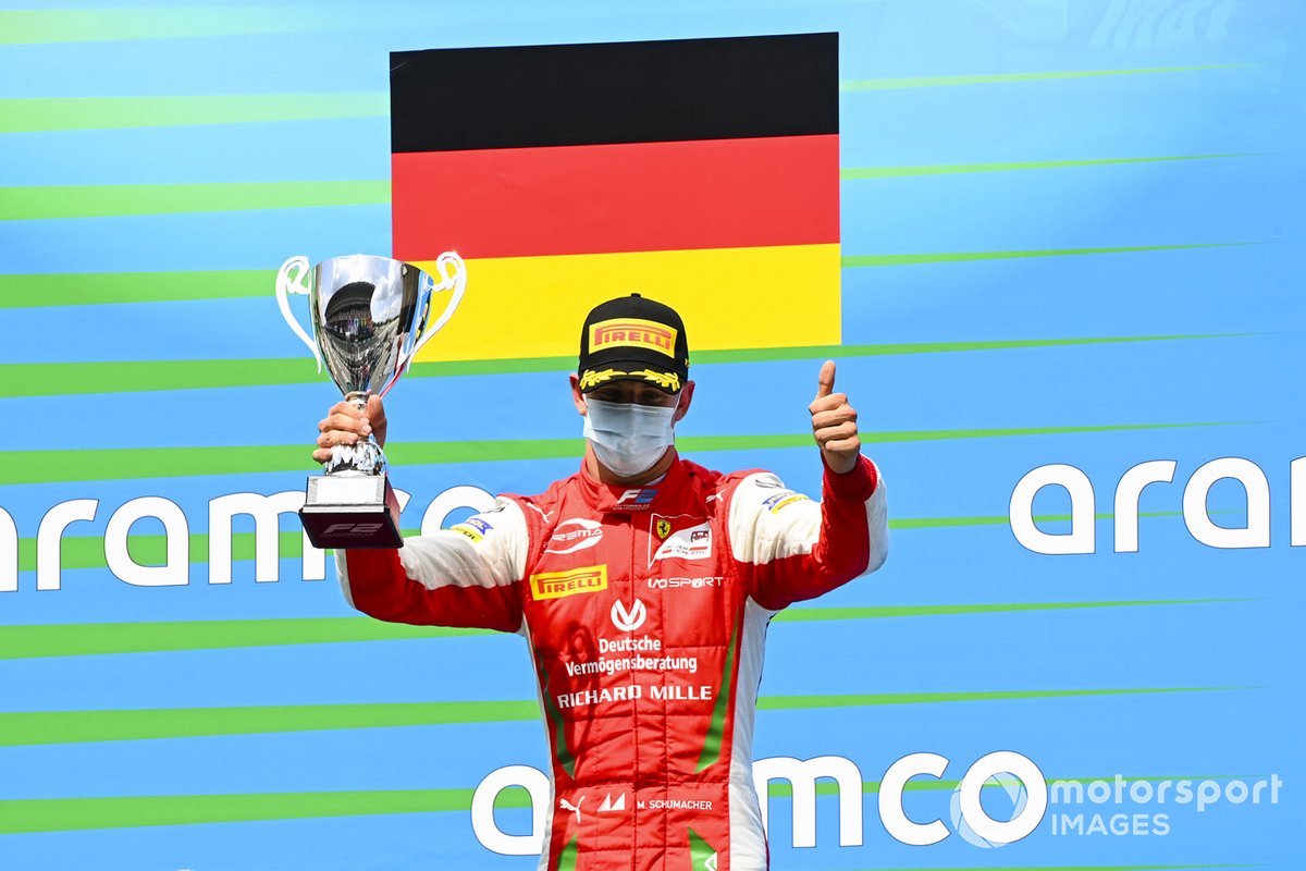 Podio: tercer lugar Mick Schumacher, Prema Racing