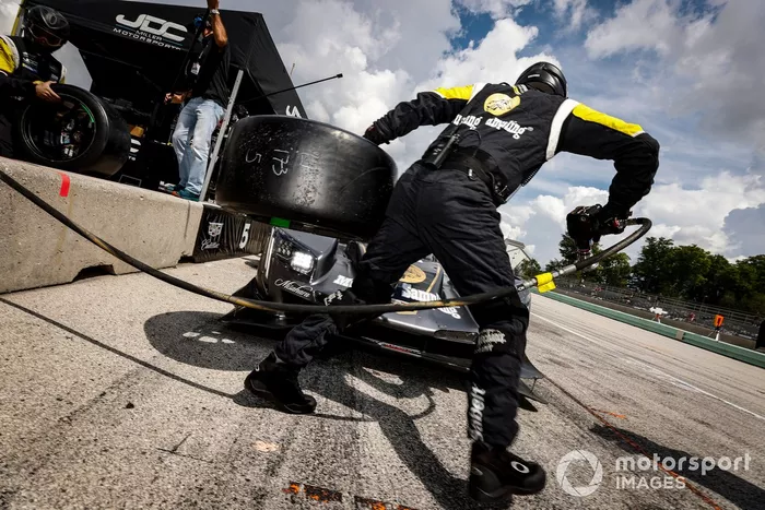 #5 Mustang Sampling Racing / JDC-Miller MotorSports Cadillac DPi, DPi: Sebastien Bourdais, Joao Barbosa, pit stop