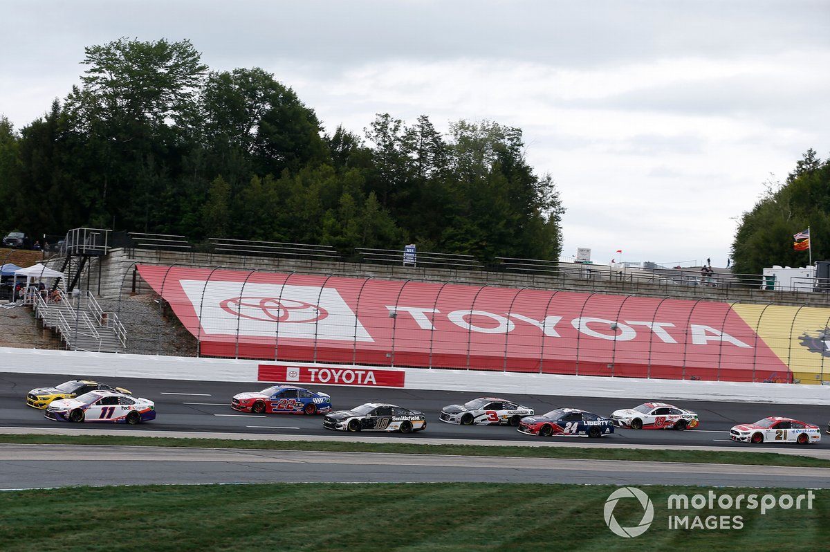 Денни Хэмлин, Joe Gibbs Racing, Toyota Camry и Брэд Кеселовски, Team Penske, Ford Mustang