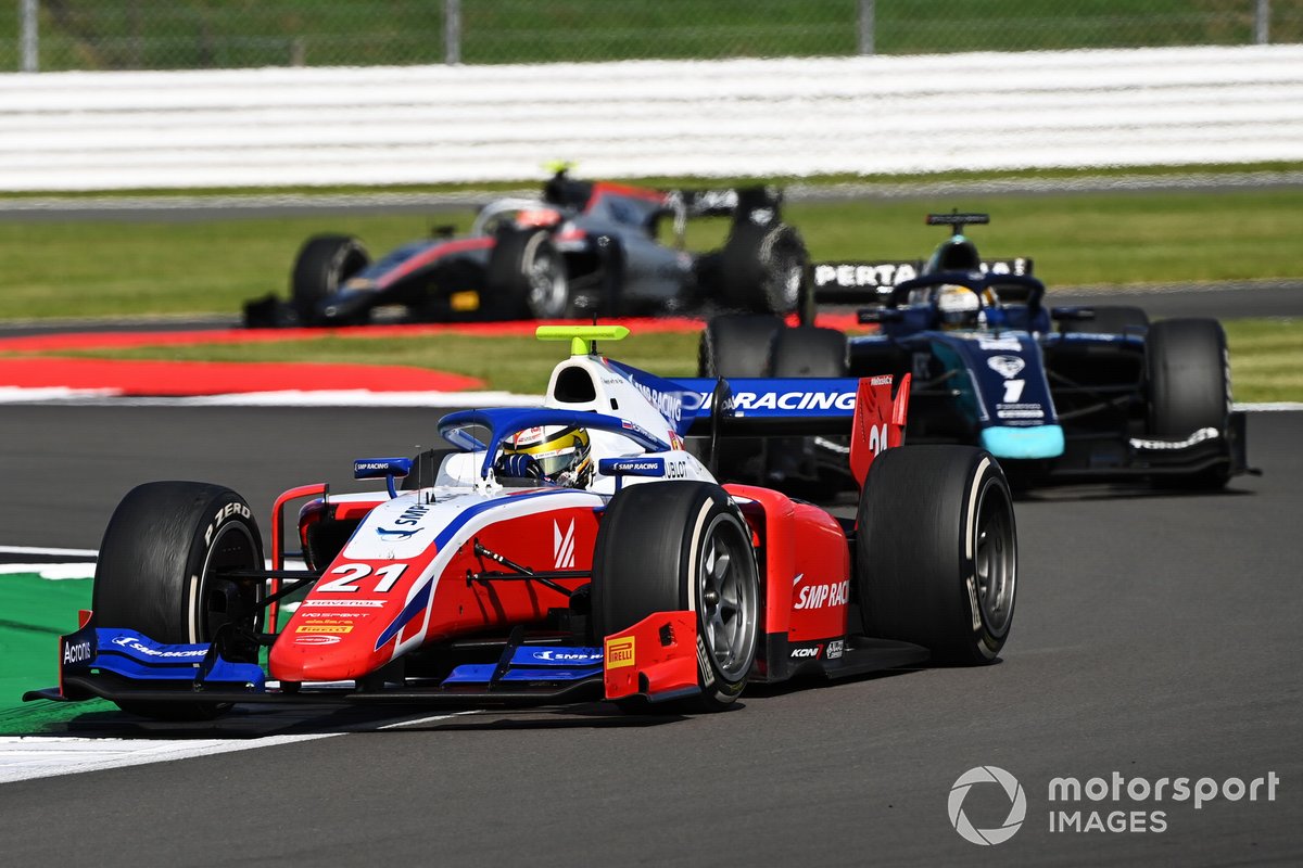 Robert Shwartzman, Prema Racing, leads Sean Gelael, Dams