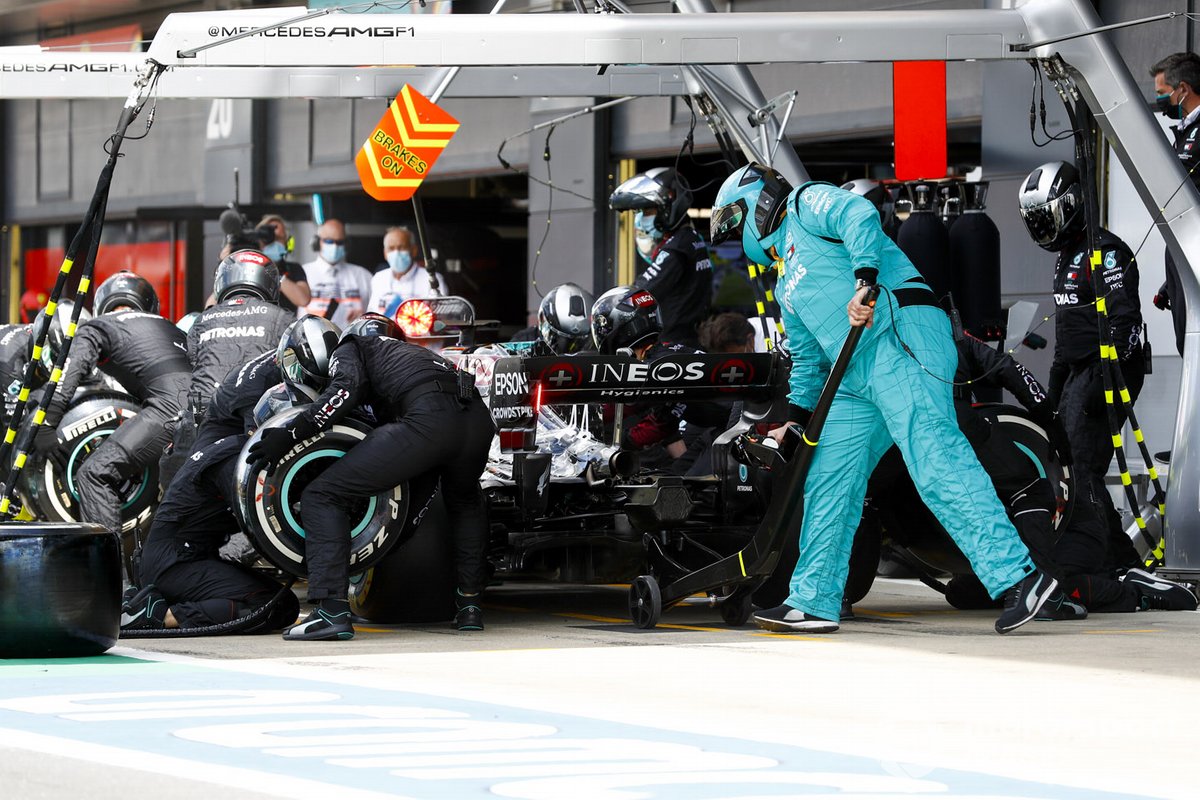 Lewis Hamilton, Mercedes F1 W11 pit stop