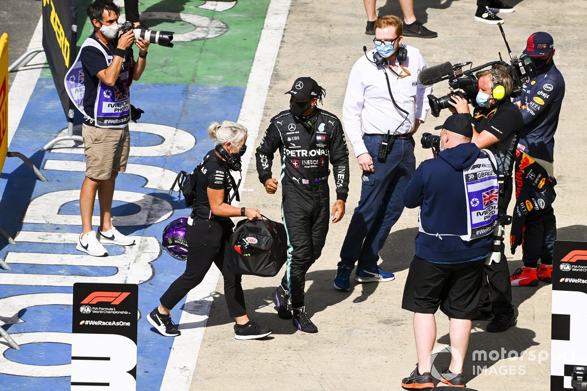 Lewis Hamilton, Mercedes-AMG F1, nel parc ferme dopo aver conquistato la pole
