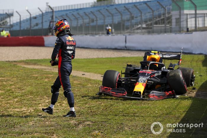 Alex Albon, Red Bull Racing RB16 después de chocar