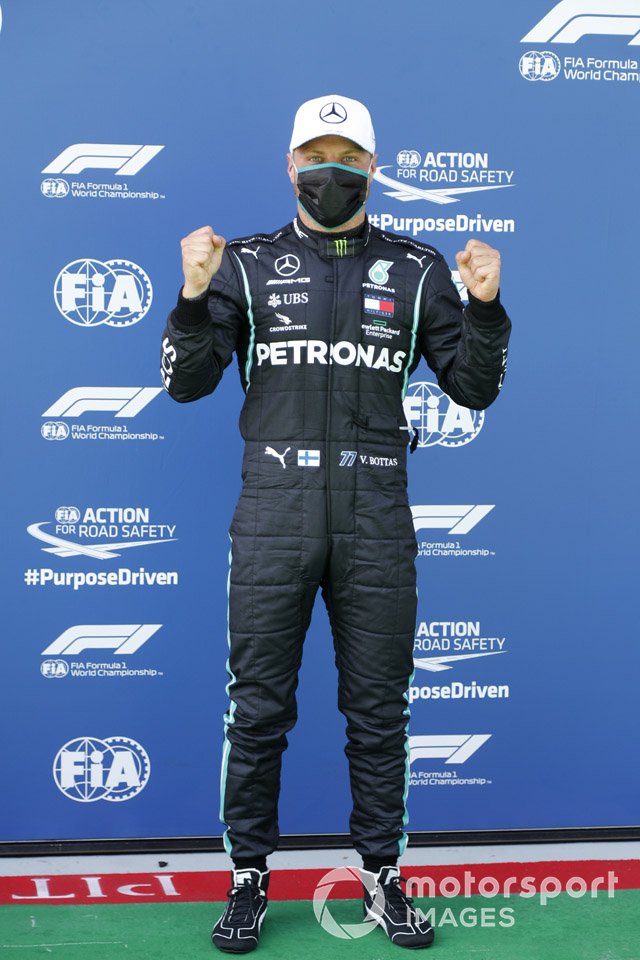 Ganador de la pole Valtteri Bottas, Mercedes-AMG Petronas F1, celebra