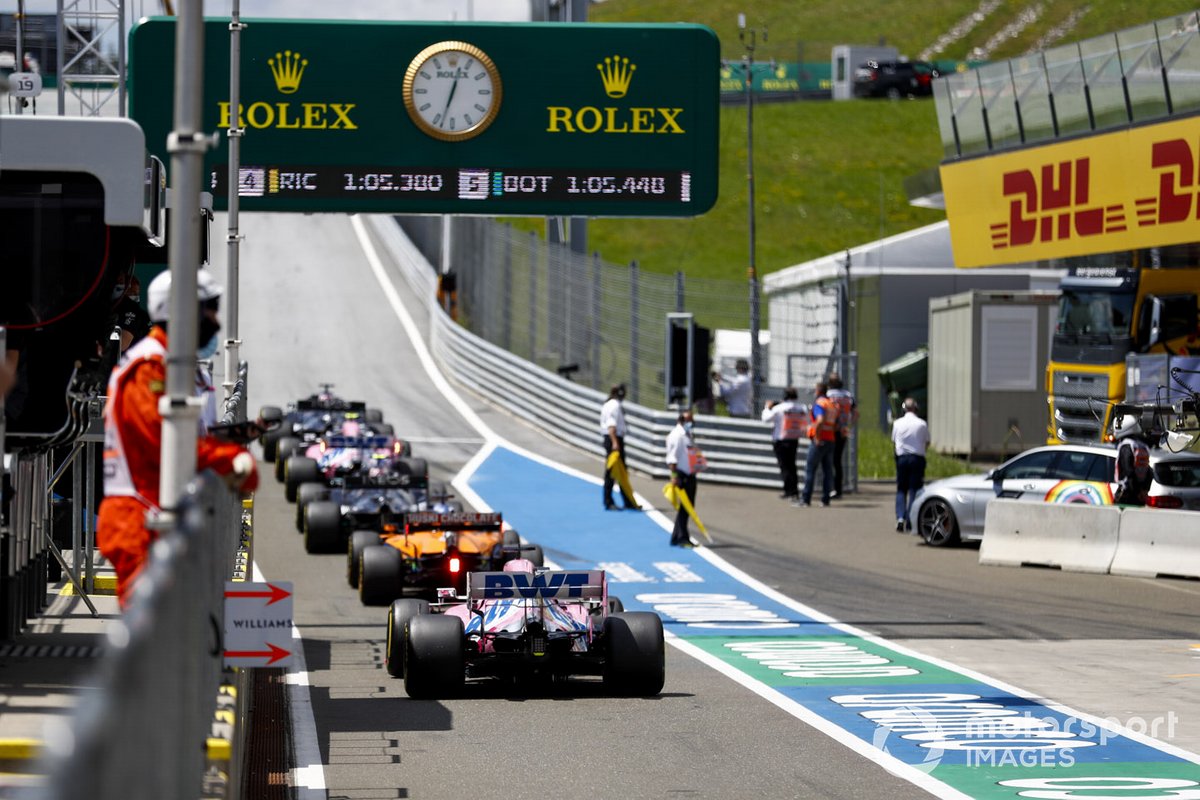Sergio Perez, Racing Point RP20 e Carlos Sainz Jr., McLaren MCL35