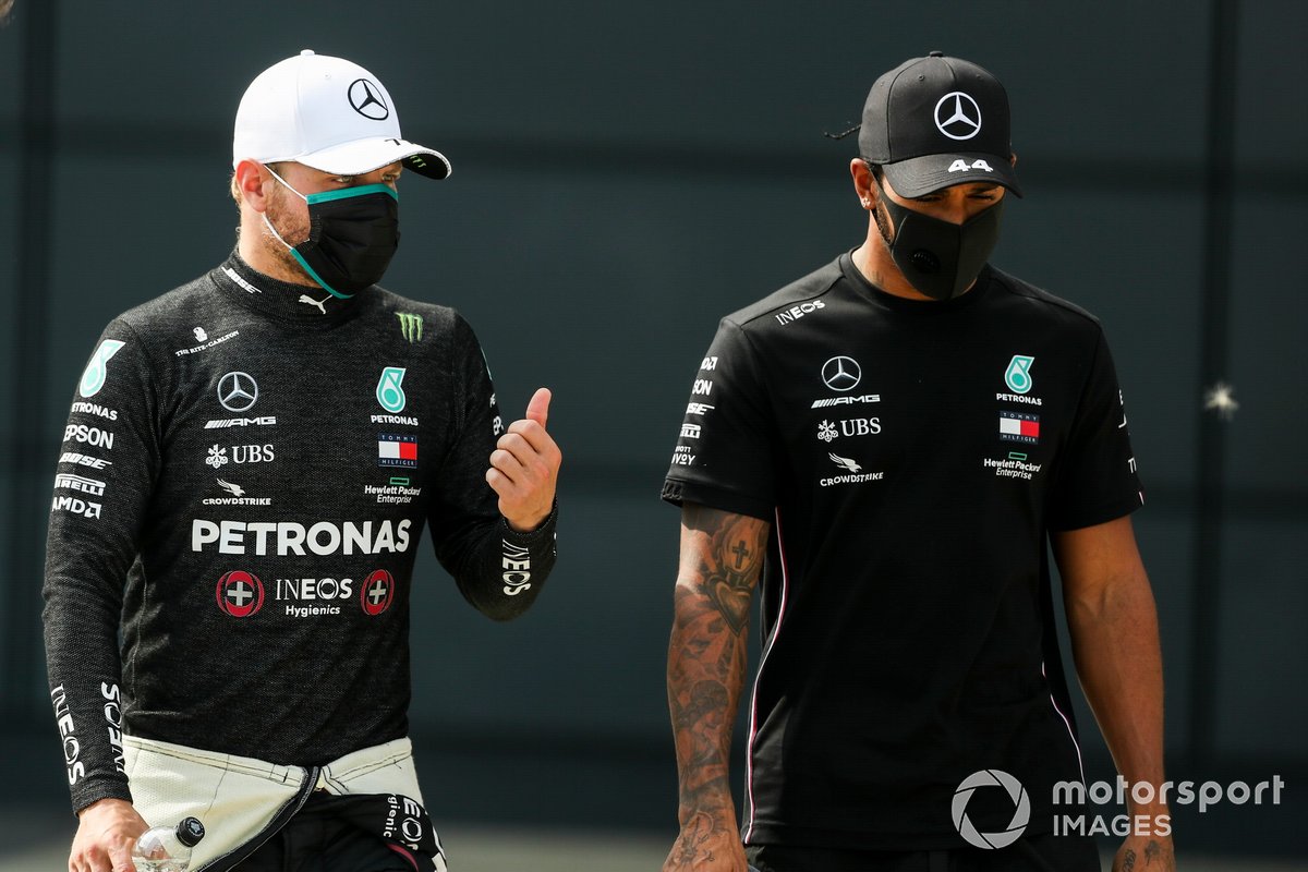Pole sitter Valtteri Bottas, Mercedes AMG F1, e Lewis Hamilton, Mercedes AMG F1, nel Parc Ferme