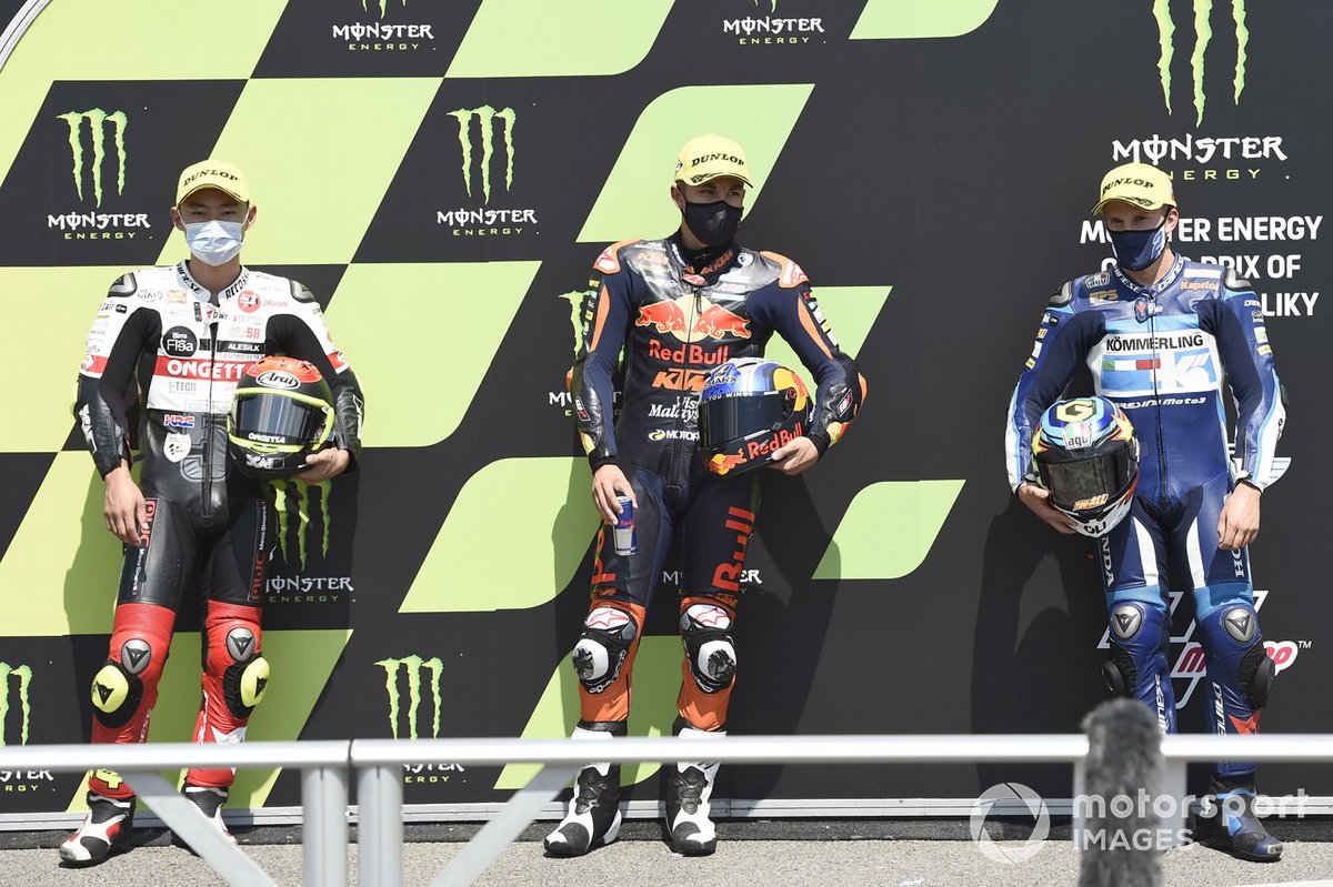 Ganador de la pole Raúl Fernández, Red Bull KTM Ajo, segundo Tatsuki Suzuki, SIC58 Squadra Corse, y tercero Gabriel Rodrigo, Gresini Racing