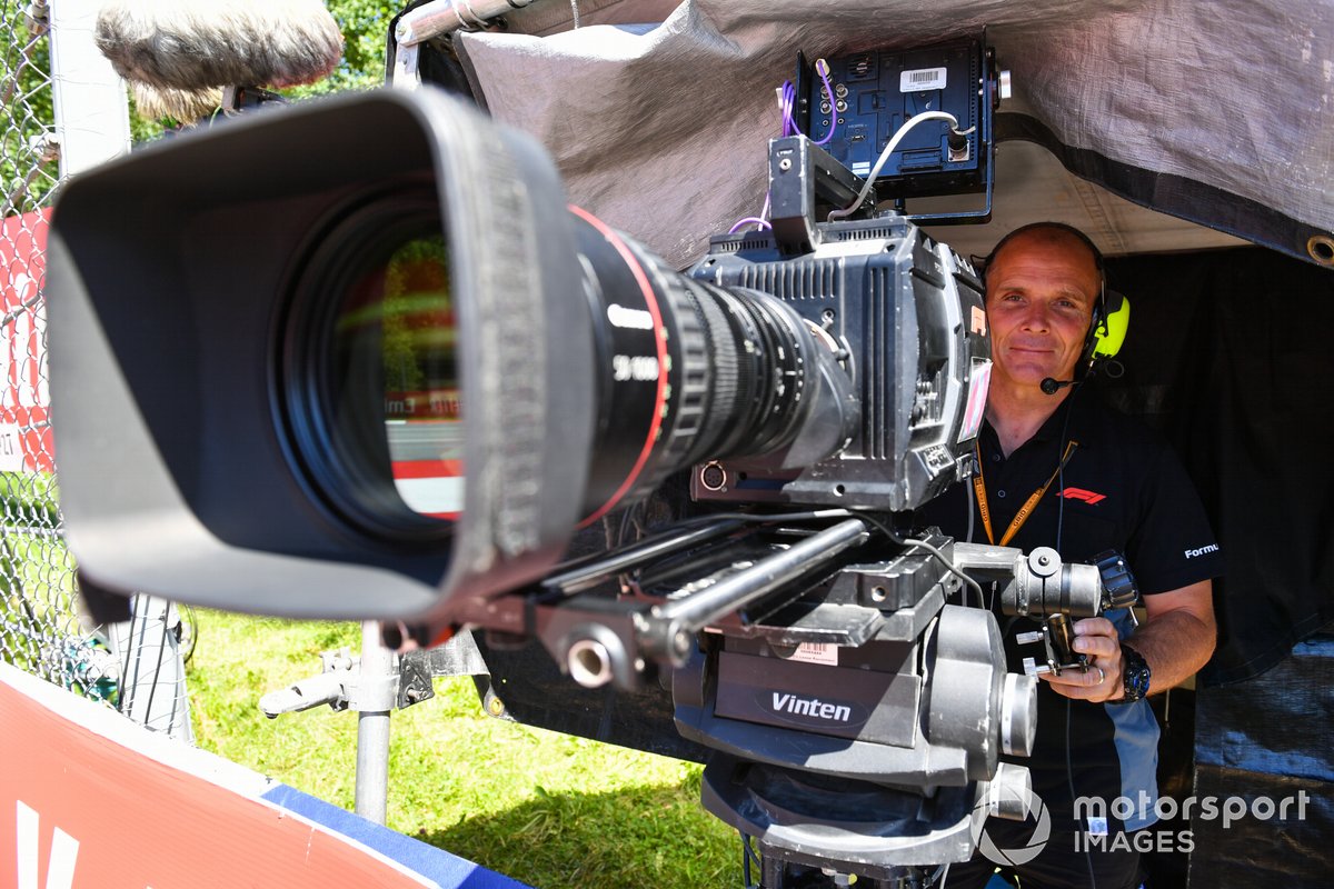 Un camarógrafo de televisión de la FOM