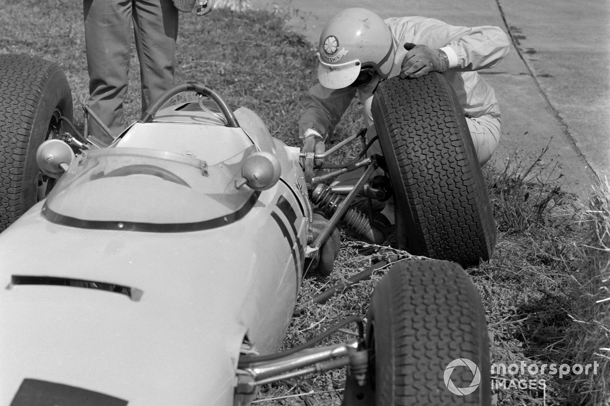 Trevor Taylor examina su BRP 1 BRM