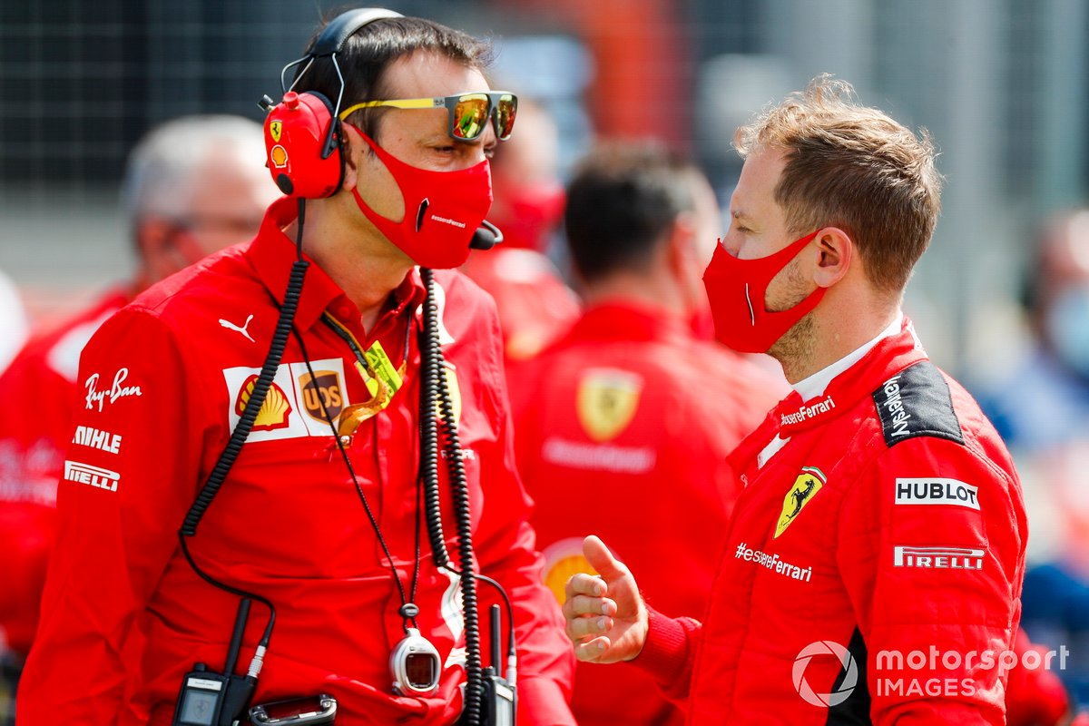 Sebastian Vettel, Ferrari, parla con i suoi ingegneri sulla griglia di partenza.