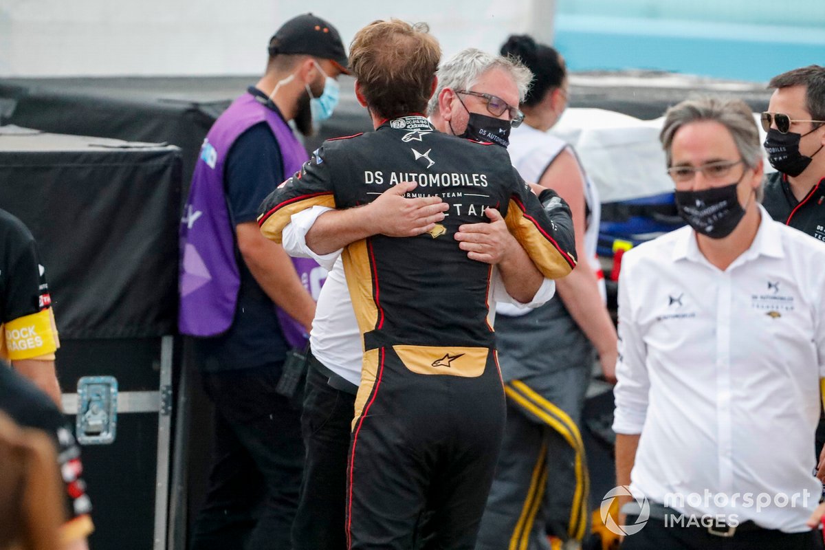 Jean-Eric Vergne, DS Techeetah celebra con un miembro del equipo
