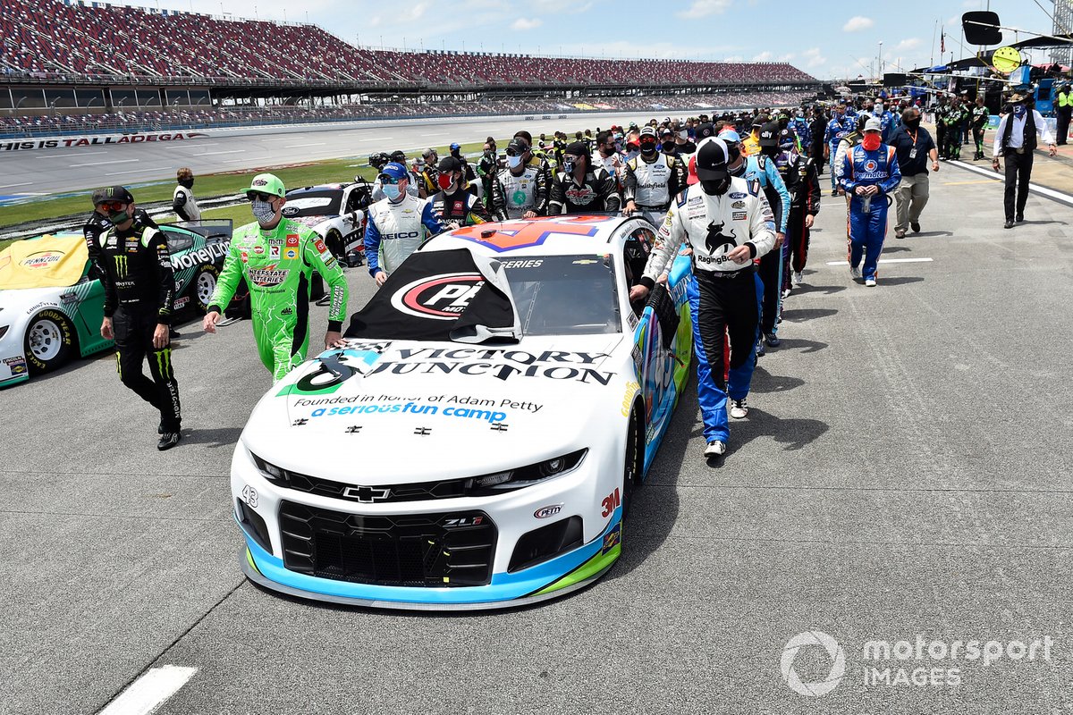 Darrell Wallace Jr., Richard Petty Motorsports, Chevrolet Camaro Victory Junction and Kyle Busch, Joe Gibbs Racing, Toyota Camry Interstate Batteries