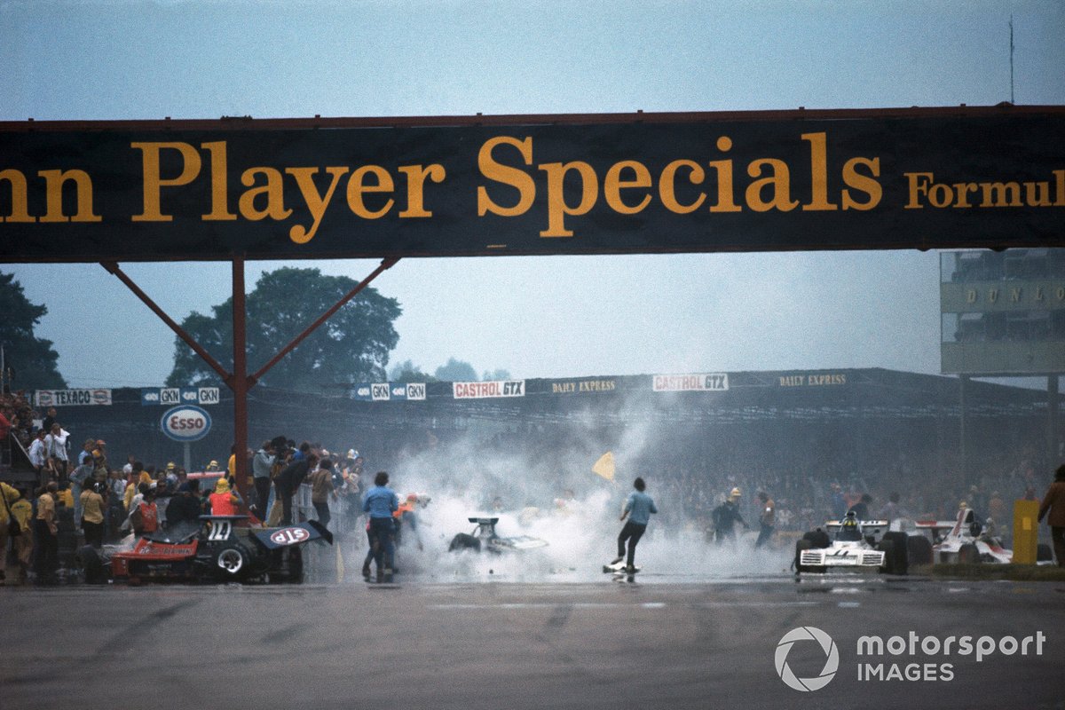 Trabajos de limpieza después del accidente en la primera vuelta. El Ford Ford March 731 de Roger Williamson a la izquierda, mientras que el Ford Brabham BT42 de Wilson Fittipaldi dañado y Graham Hill detiene su Ford Shadow SN1