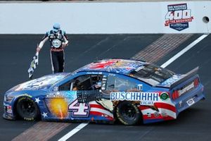 Race Winner Kevin Harvick, Stewart-Haas Racing, Ford Mustang