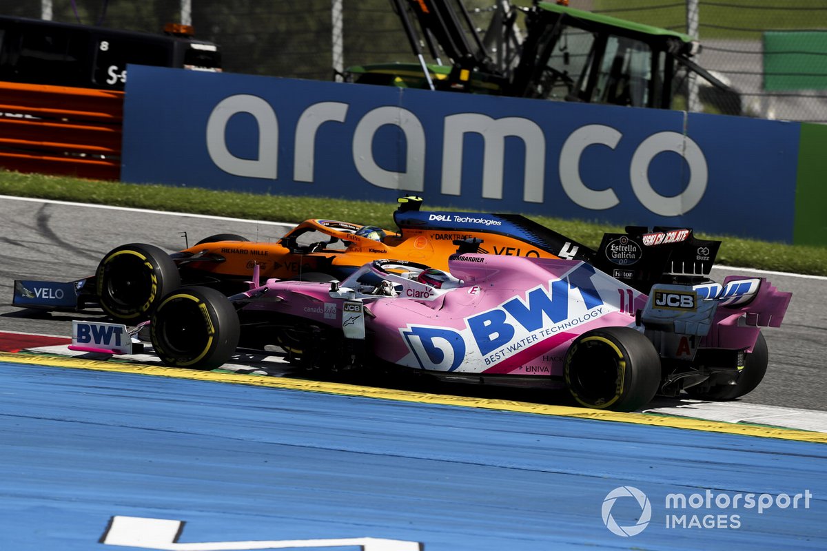 Lando Norris, McLaren MCL35, pasa a Sergio Pérez, Racing Point RP20