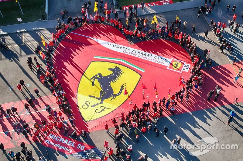 Ferrari fanları, Michael Schumacher müzesinin önünde bayrak açıyor