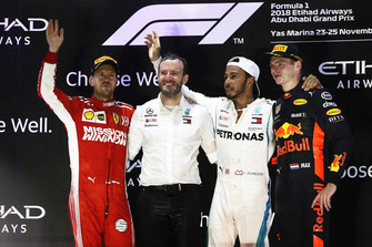 Sebastian Vettel, Ferrari, Bradley Lord, Communications Director, Mercedes, Lewis Hamilton, Mercedes AMG F1, en Max Verstappen, Red Bull Racing, op het podium