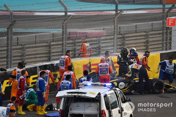 Los médicos y oficiales asisten a Nico Hulkenberg, Renault Sport F1 Team R.S. 18 que se estrelló y volcó en la primera vuelta