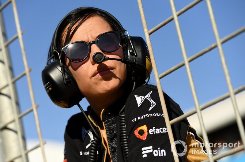 Un membro del team DS TECHEETAH guarda verso la griglia di partenza dal muretto box