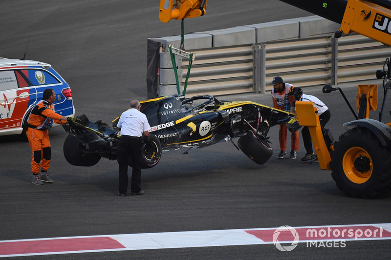 La voiture endommagée de Nico Hulkenberg, Renault Sport F1 Team R.S. 18 est dégagée