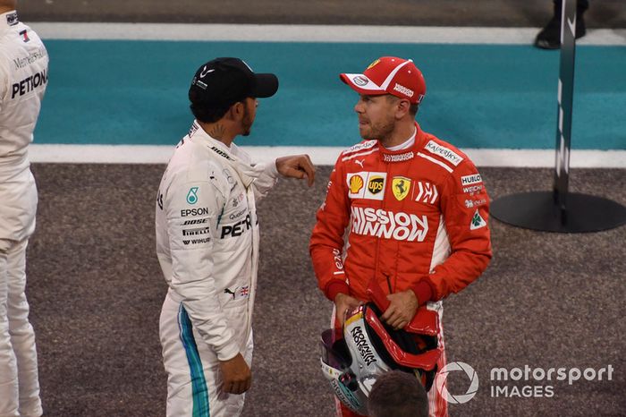 Lewis Hamilton, Mercedes AMG F1 y Sebastian Vettel, Ferrari en Parc Ferme 