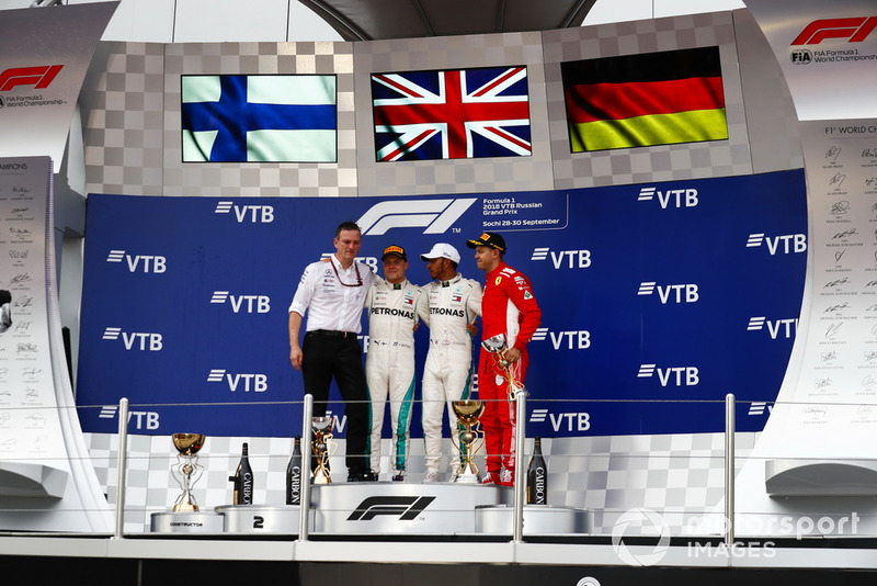 James Allison, Direttore tecnico, Mercedes AMG, il secondo classificato Valtteri Bottas, Mercedes AMG F1, il vincitore della gara Lewis Hamilton, Mercedes AMG F1, il terzo classificato Sebastian Vettel, Ferrari, sul podio