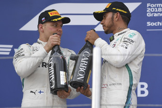 Valtteri Bottas, Mercedes AMG F1 ve Lewis Hamilton, Mercedes AMG F1 podyumda