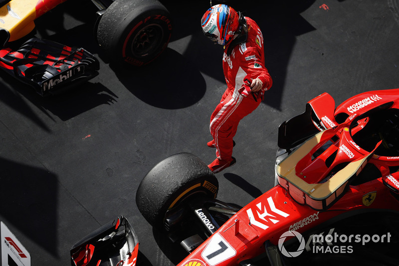 Kimi Raikkonen, Ferrari SF71H, salta de su coche mientras celebra ganar la carrera en Parc Ferme