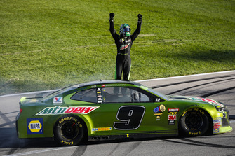 Ganador de la carrera Chase Elliott, Hendrick Motorsports, Chevrolet Camaro Mountain Dew