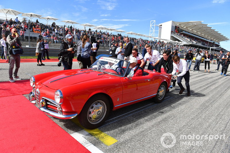 La macchina di Charles Leclerc, Sauber viene spinta per la drivers parade