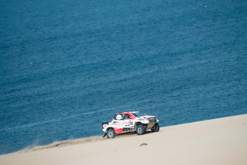 #302 Toyota Gazoo Racing Toyota Hilux: Giniel de Villiers, Dirk von Zitzewitz