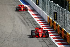 Sebastian Vettel, Ferrari SF71H, lidera a Kimi Raikkonen, Ferrari SF71H