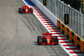 Sebastian Vettel, Ferrari SF71H, lidera a Kimi Raikkonen, Ferrari SF71H