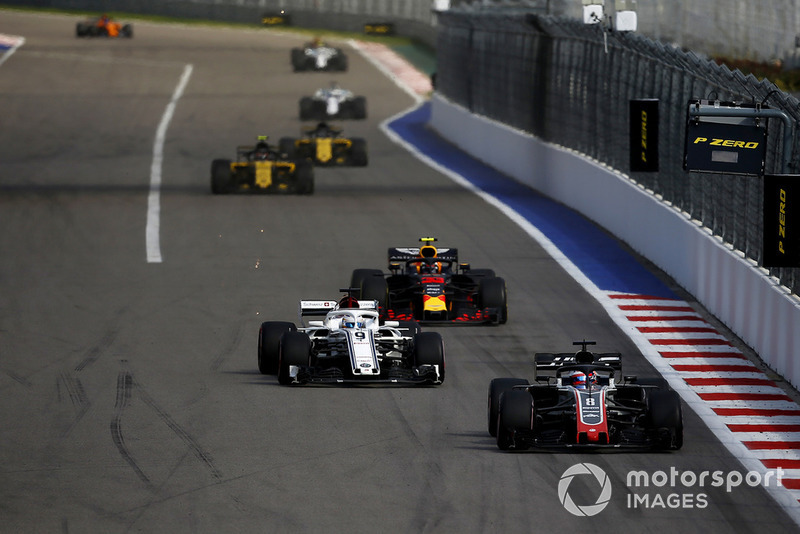 Romain Grosjean, Haas F1 Team VF-18 di depan Marcus Ericsson, Sauber C37