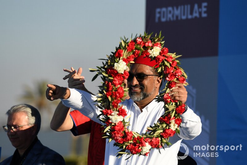 Dilbagh Gill, CEO, Team Principal, Mahindra Racing, festeggia sul podio