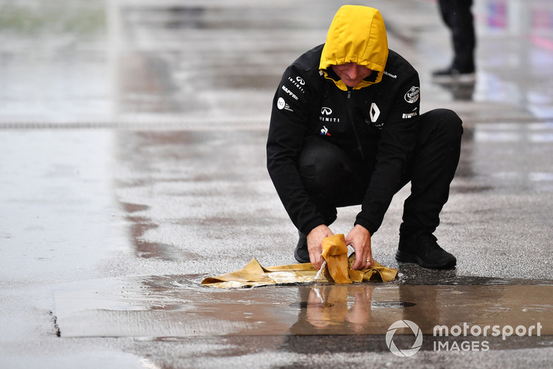 Renault Sport F1 Team mecánico con gamuza secando el pit
