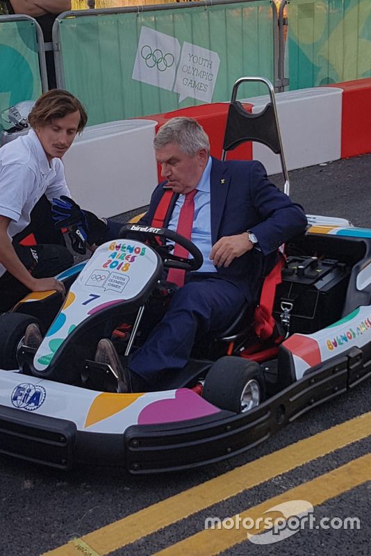 Presidente CIO Thomas Bach prueba un kart del FIA Juegos Olímpicos Juventud