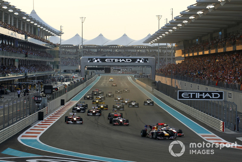 Sebastian Vettel, Red Bull Racing RB6, Lewis Hamilton, McLaren MP4-25 Mercedes au départ