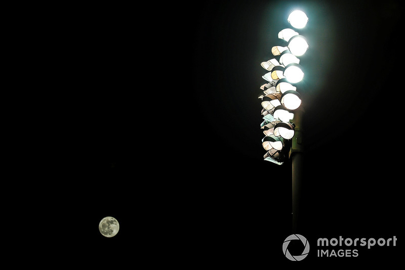 La luna sobre el circuito