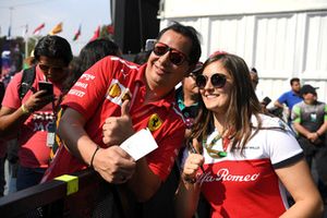 Tatiana Calderon, pilote de développement d'Alfa Romeo Sauber F1 Team, fait un selfie