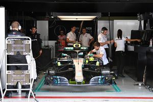La voiture de Lewis Hamilton, Mercedes-AMG F1 W09 dans le garage