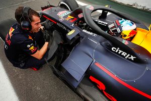 Daniel Ricciardo, Red Bull Racing, attend en bout de pitlane