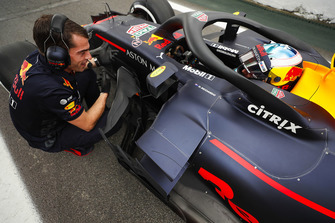 Daniel Ricciardo, Red Bull Racing, espera al final del pit lane