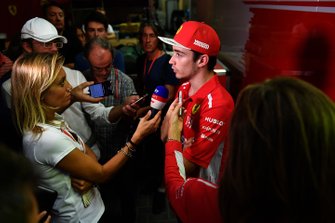 Charles Leclerc, Ferrari, parla con i media