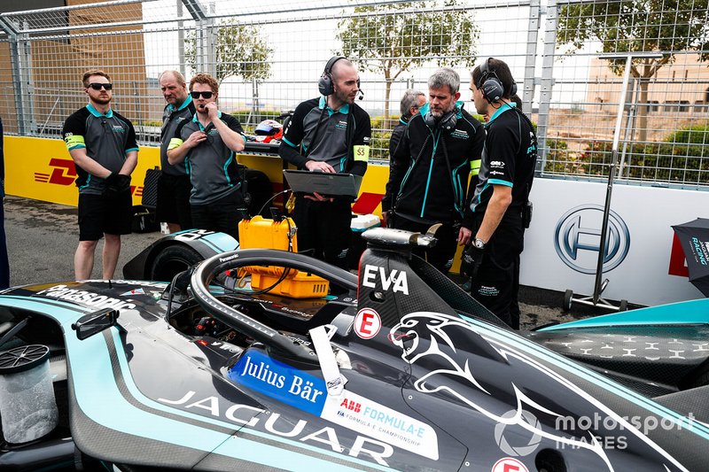 The engineers make final checks to Mitch Evans car, Panasonic Jaguar Racing, Jaguar I-Type 3