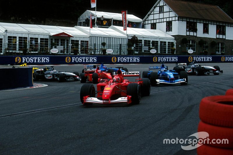 Michael Schumacher, Ferrari F1-2001, prend la tête lors du second départ devant Jenson Button, Benetton Renault B201