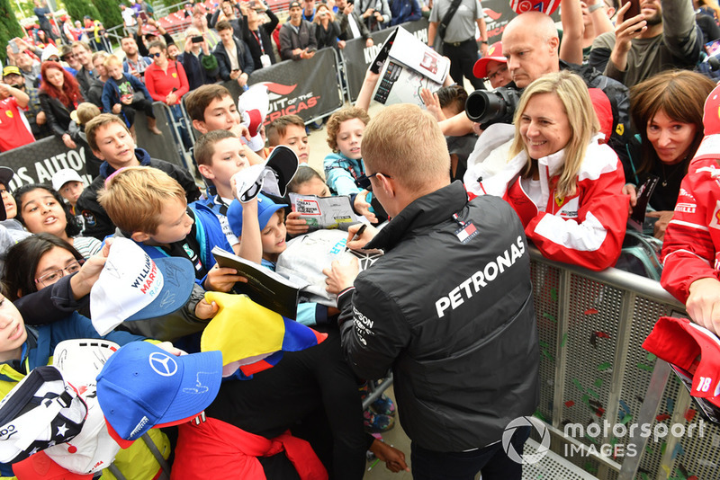 Valtteri Bottas, Mercedes AMG F1 signs autographs for the fans