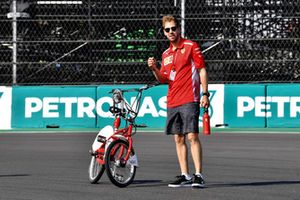 Sebastian Vettel, Ferrari, fait une reconnaissance de la piste