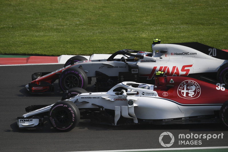 Antonio Giovinazzi, Sauber C37 et Kevin Magnussen, Haas F1 Team VF-18