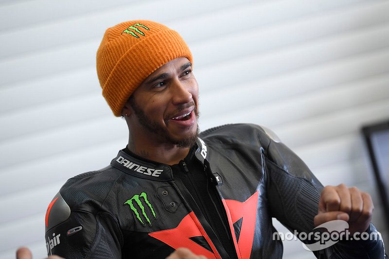 Lewis Hamilton teste la Yamaha Superbike
